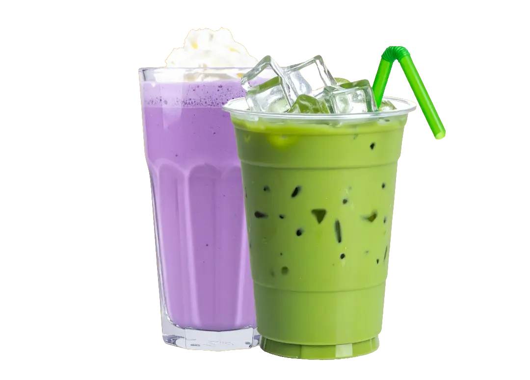 Un verre d'Ube Latte avec de la crème chantilly et un verre de Matcha Latte avec des glaçons et une paille
