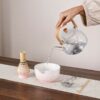 kit matcha céramique, une personne verse de l'eau chaude dans le bol