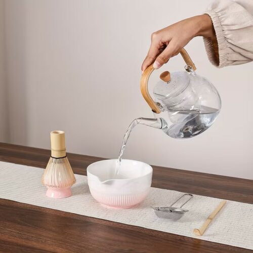 kit matcha céramique, une personne verse de l'eau chaude dans le bol