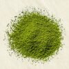 poignee-matcha-kagoshima-sur-fond-washi-paper2 une poignée de Matcha Kagoshima sur un fond "washi papaer"