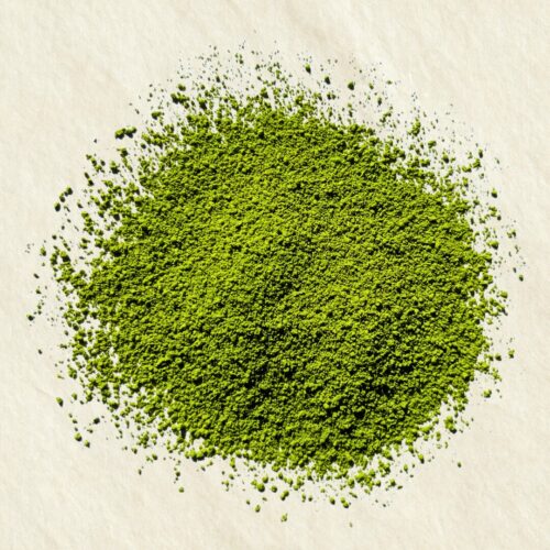 poignee-matcha-kagoshima-sur-fond-washi-paper2 une poignée de Matcha Kagoshima sur un fond "washi papaer"