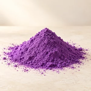 Poudre d'ube violet vif en monticule sur fond crème