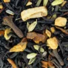the-noir-chai-bio-detail-epices Gros plan sur les feuilles de thé noir, le gingembre, la cannelle et les graines de fenouil du chaï