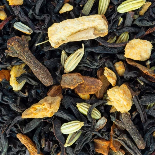 the-noir-chai-bio-detail-epices Gros plan sur les feuilles de thé noir, le gingembre, la cannelle et les graines de fenouil du chaï