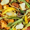 Gros plan sur les plantes et les écorces d'orange de la tisane du soir